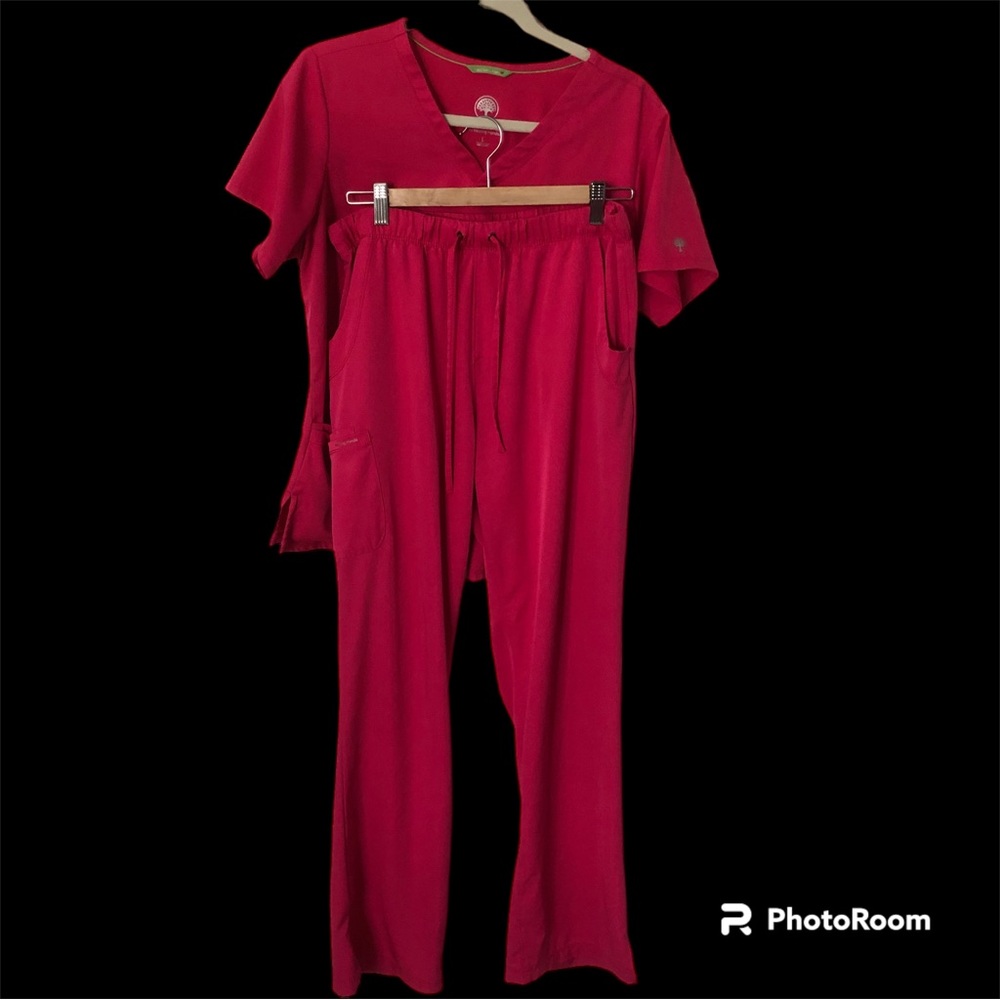 Healing Hands Works very comfy fuchsia pink scrub set.